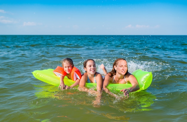 Famille positive maman et deux petites filles