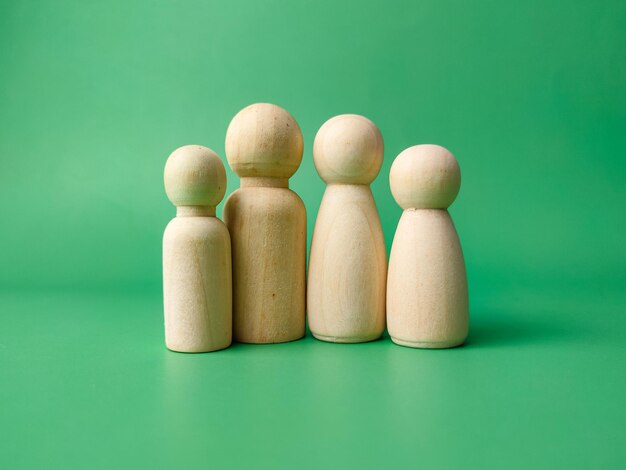 Photo une famille de poupées en bois le concept de la famille