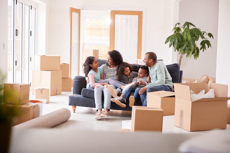 Photo une famille prenant une pause et s'asseyant sur le canapé pour célébrer l'entrée dans une nouvelle maison ensemble