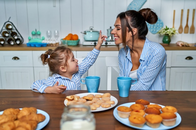 Famille prenant le petit déjeuner dans la cuisine