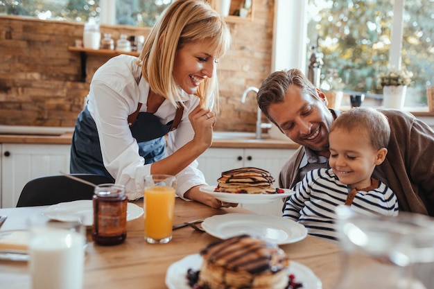 Famille prenant son petit déjeuner à la maison