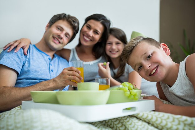 famille prenant son petit déjeuner