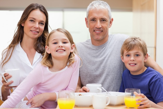 Famille prenant son petit déjeuner