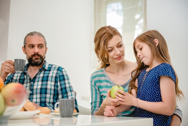 Photo famille prenant son petit déjeuner