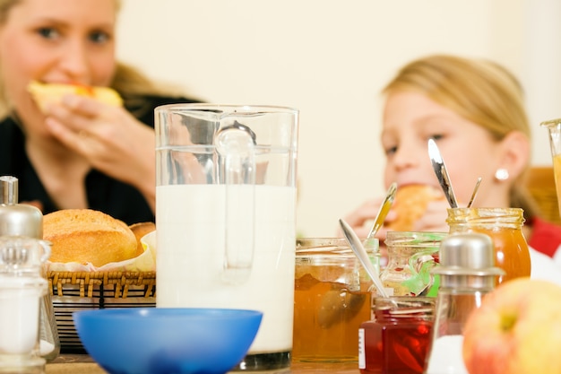 Famille prenant son petit déjeuner