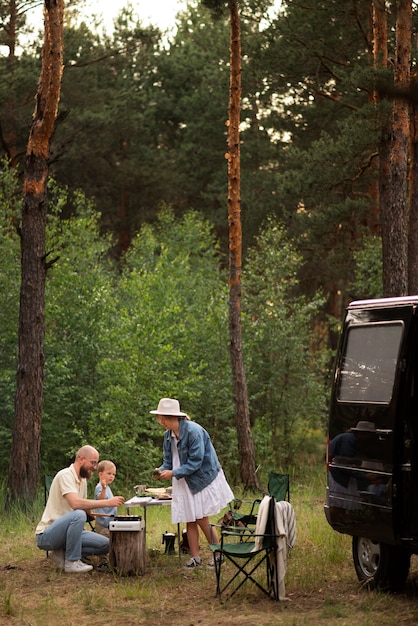 Famille préparant le dîner en camping