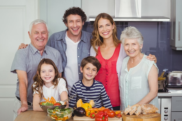 Famille préparant un repas dans la cuisine