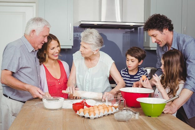 Famille préparant un repas dans la cuisine