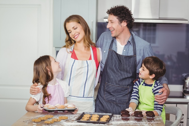 Famille préparant un repas dans la cuisine