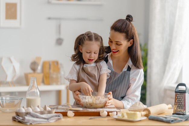 La famille prépare la boulangerie ensemble