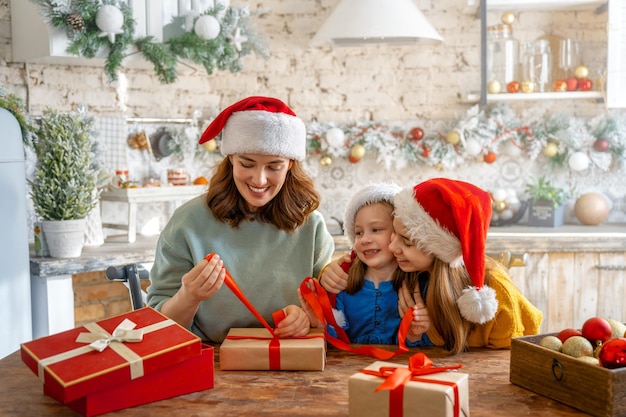 famille prépare pour Noël