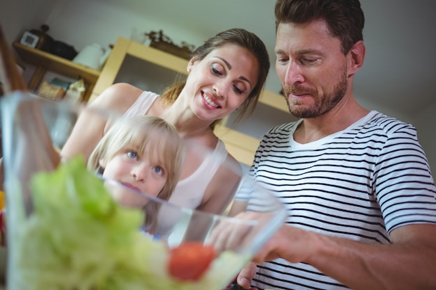 Famille, préparer, salade, cuisine