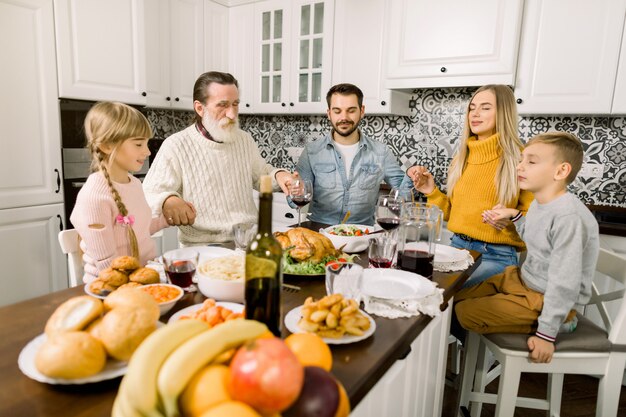 Famille priant avant le dîner des fêtes de Thanksgiving