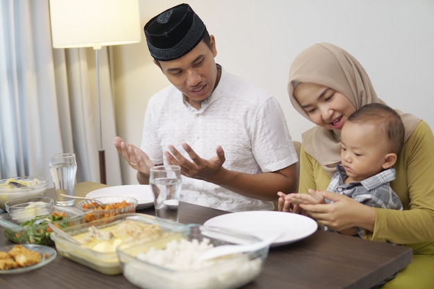 La famille prie avant de dîner ensemble