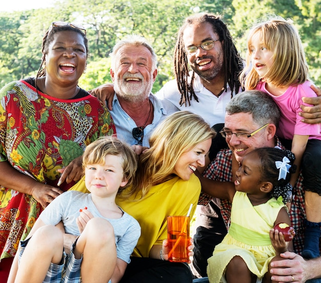 Photo famille profitant de la compagnie de l'autre