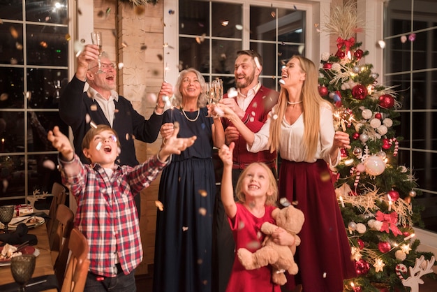 Photo famille profitant d'une fête de vacances festive