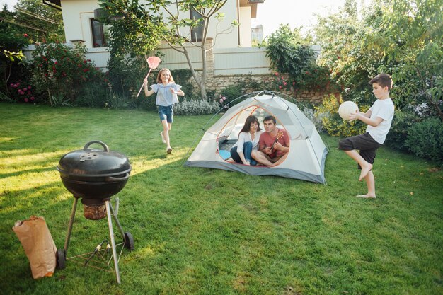 Photo famille profitant d'un pique-nique en plein air au parc