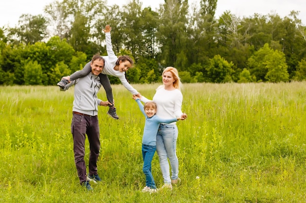 Famille profitant d'une promenade dans la belle campagne