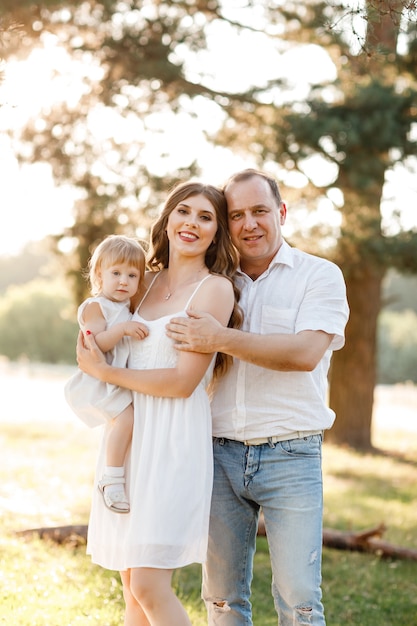 Photo famille profitant de la vie ensemble dans le parc d'été