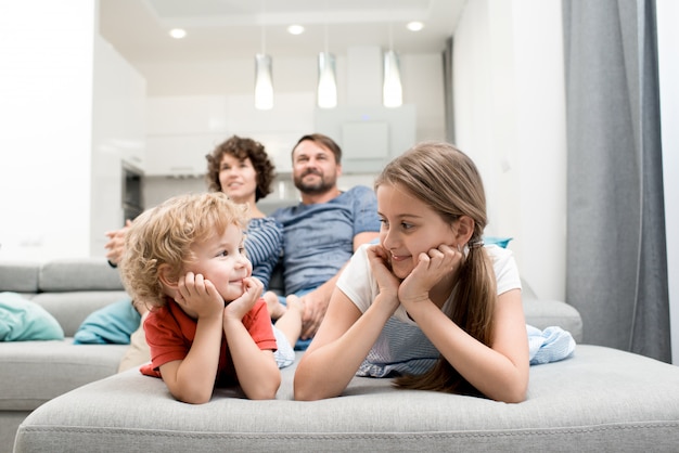 Famille profitant d'un week-end ensemble