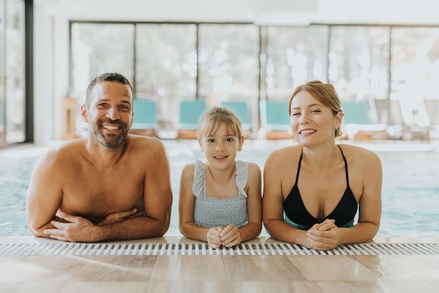 La famille profite de la piscine intérieure