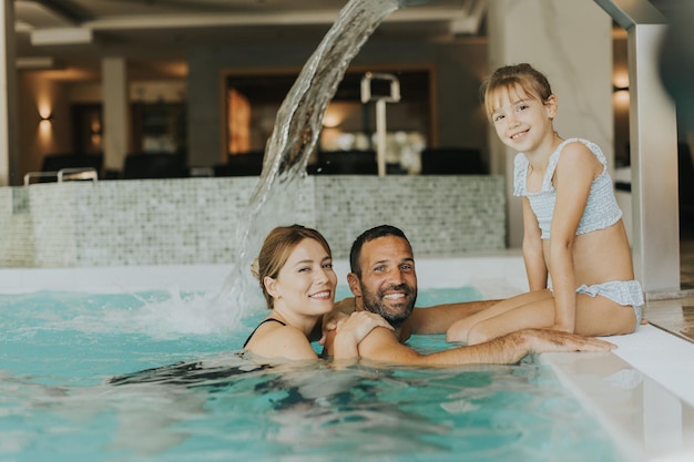 La famille profite de la piscine intérieure