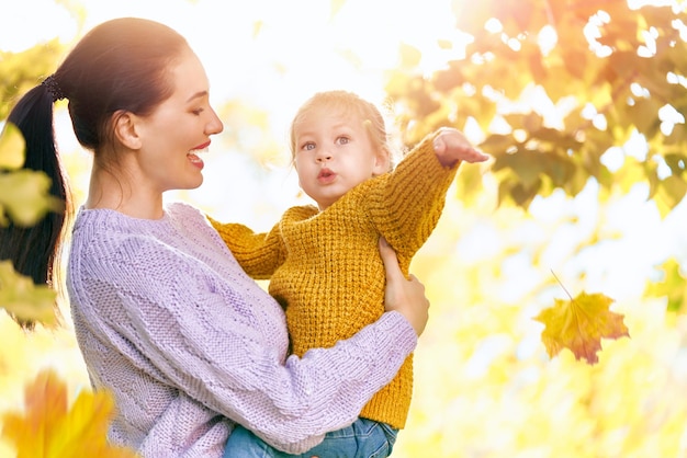 Famille en promenade d'automne