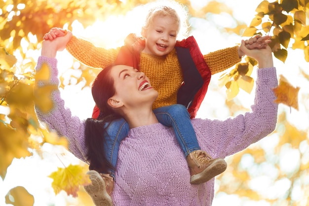 Famille en promenade d'automne