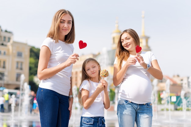 famille en promenade dans le parc