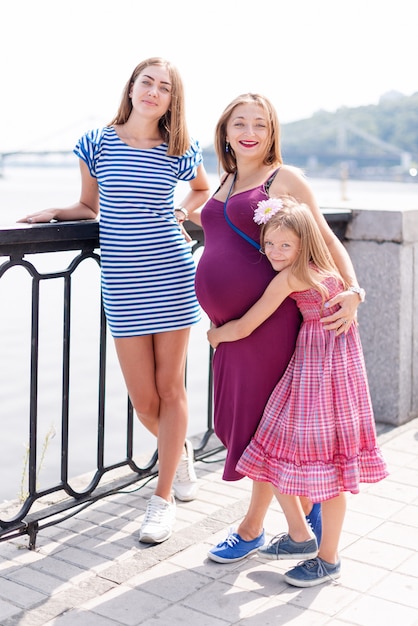 famille en promenade dans le parc