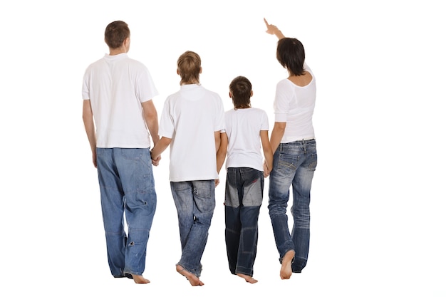 Famille de quatre personnes debout sur fond blanc. Vue arrière