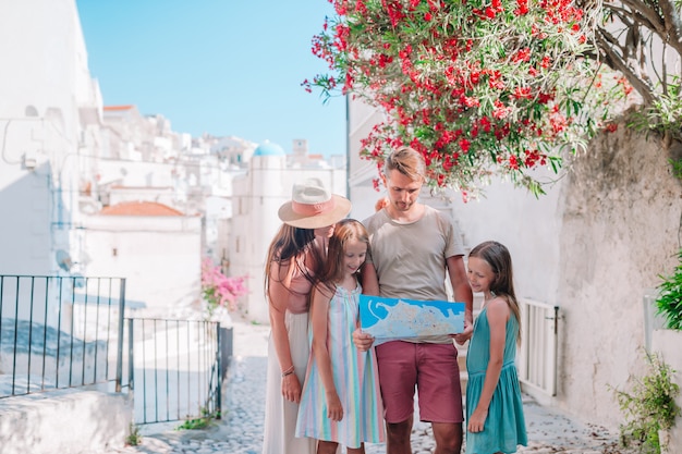 Famille de quatre personnes en vacances en Europe.