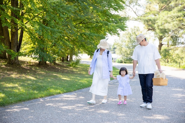 Photo la famille qui joue dans un parc