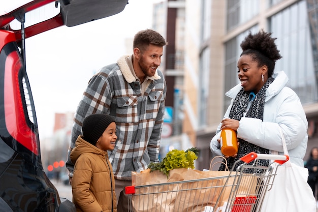 Photo une famille qui passe du temps ensemble à l'épicerie.