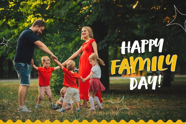 Une famille qui passe du temps ensemble à l'extérieur avec une bannière de la fête de la famille.