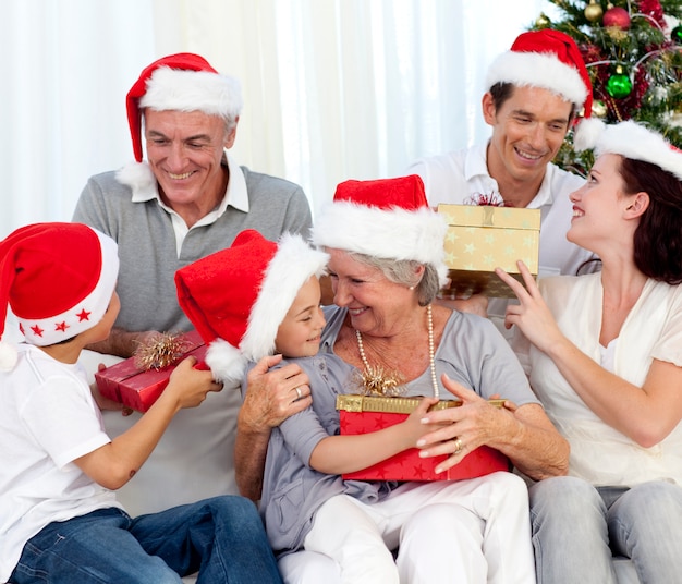 Famille qui rit au temps de Noël