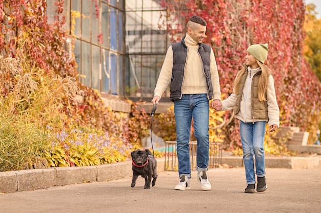 Une famille qui se promène avec un chien