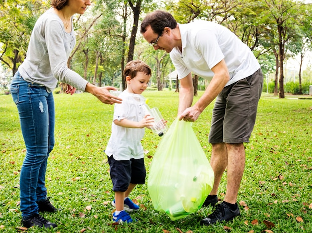 Famille ramasser les ordures dans le parc