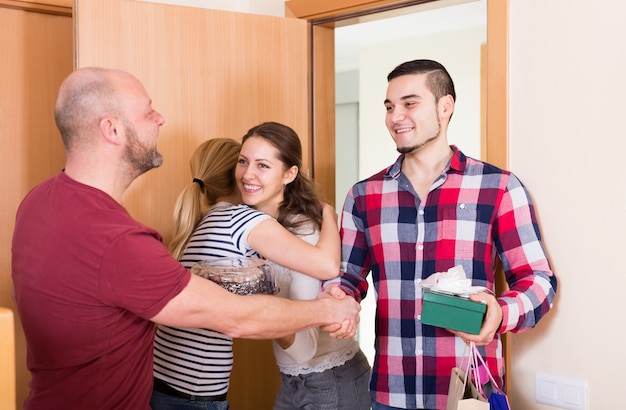 Famille recevant des visiteurs