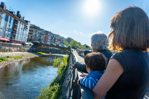 Une famille à la recherche de la rivière Sella dans la ville de Cangas de Onis Asturies Espagne