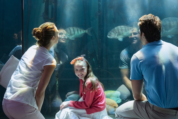 Famille regardant un aquarium