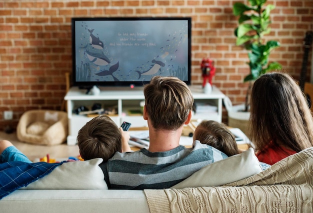 Famille regardant un film