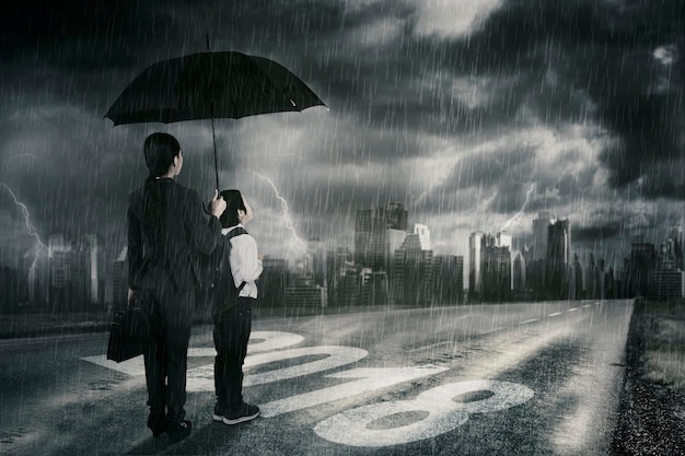 Famille regardant l'orage dans le ciel