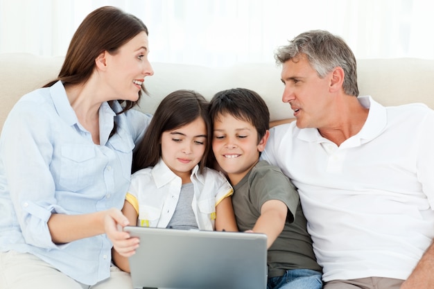 Famille en regardant l&#39;ordinateur portable