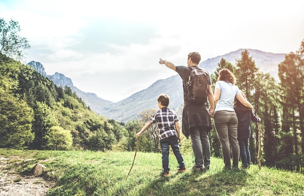 Famille regardant la vue alors qu'elle se tient sur une montagne dans la forêt