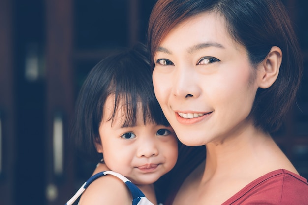 Photo famille avec relation portrait de jeune mère et fille asiatique.