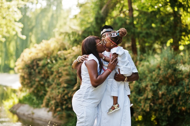 Famille riche afro-américaine au vêtement national nigérian blanc