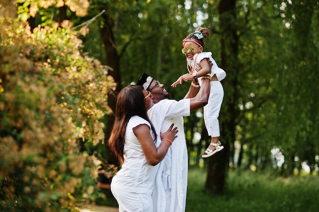 Famille riche afro-américaine s'amusant au coucher du soleil Père jette sa fille sur ses mains