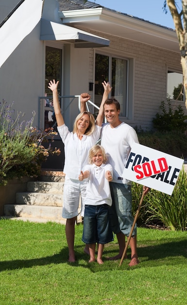 Famille rougeoyante après l&#39;achat d&#39;une nouvelle maison