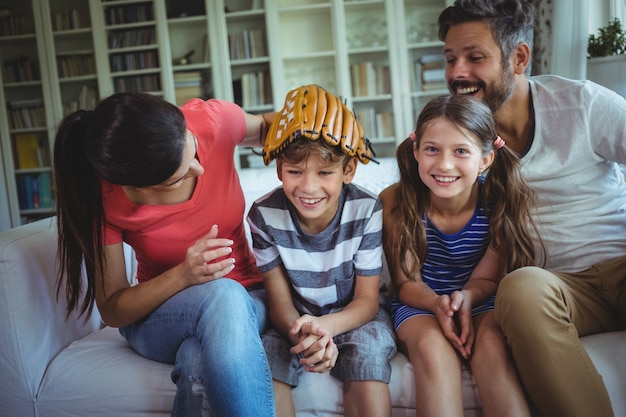 Famille s'amusant dans le salon